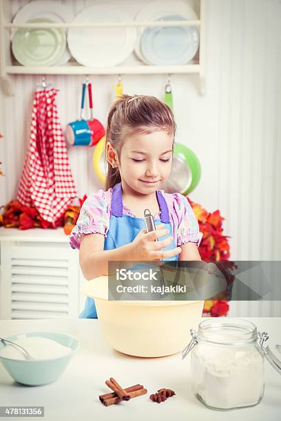 Little Girl Preparación De Galletas En La Cocina Foto de stock y más banco de imágenes de 2015 - 2015, Amasar, Batidor