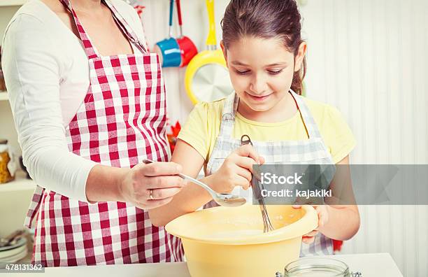 Hornear Juntos Foto de stock y más banco de imágenes de Niño - Niño, Madre, Revolver