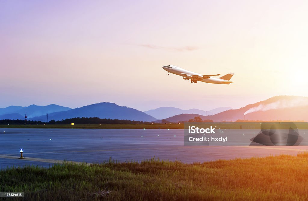 Passagier Flugzeug fliegen über Start Laufsteg - Lizenzfrei Flugzeug Stock-Foto