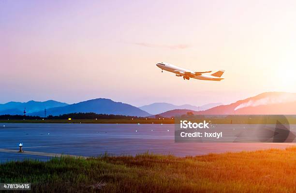 Passagier Flugzeug Fliegen Über Start Laufsteg Stockfoto und mehr Bilder von Flugzeug - Flugzeug, Abheben - Aktivität, Flughafen