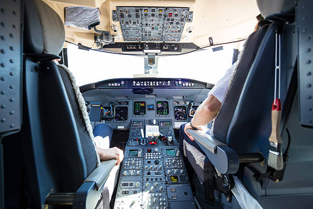 interior de un avión cabina. - pilot cockpit flying business fotografías e imágenes de stock