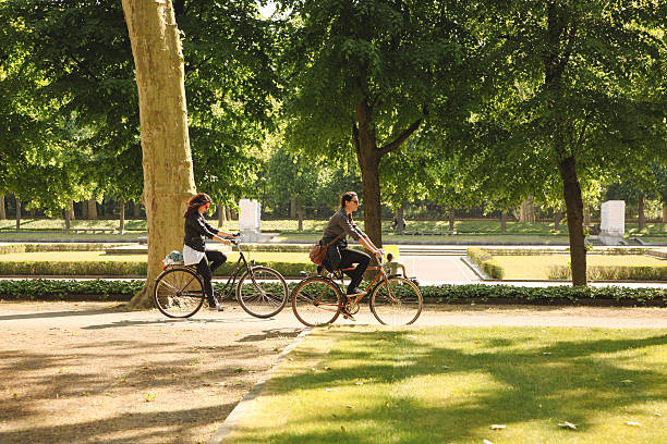 fahrrad fahren im park - bike park stock-fotos und bilder