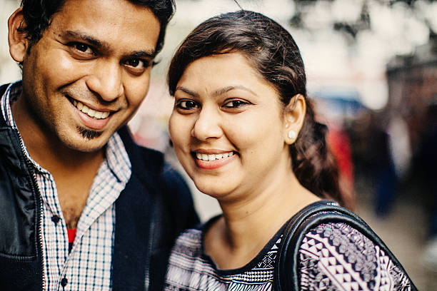 casal jovem em nova delhi - new delhi india indian culture indian ethnicity - fotografias e filmes do acervo