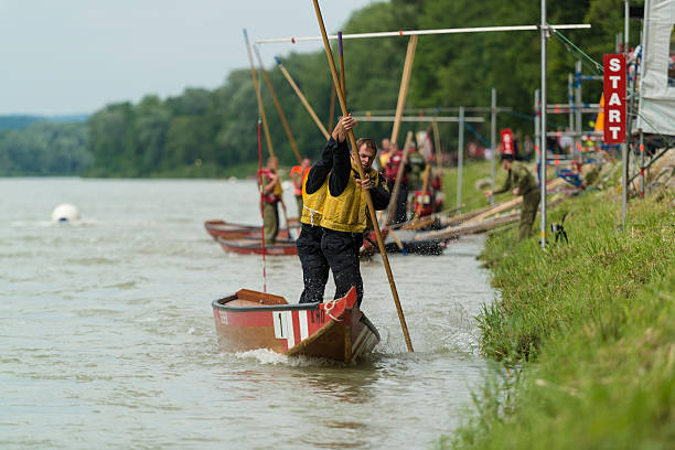 salvataggio chiatta al fiume - teamwork oar achievement sports team foto e immagini stock