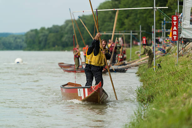 resgate de barco no rio - teamwork oar achievement sports team - fotografias e filmes do acervo