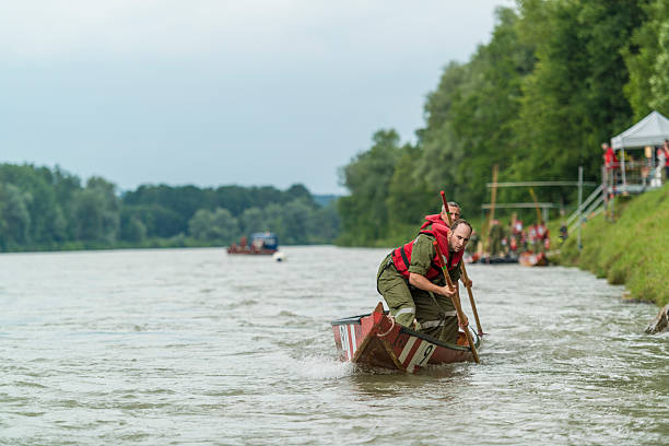 salvataggio chiatta al fiume - teamwork oar achievement sports team foto e immagini stock