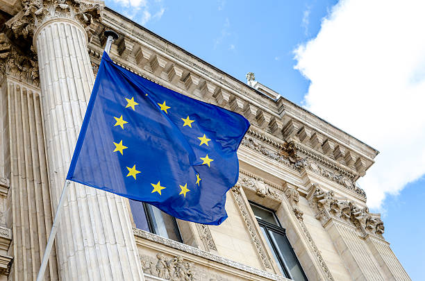 bandeira da união europeia, voando fora de bruxelas bourse - european union flag european community brussels europe - fotografias e filmes do acervo