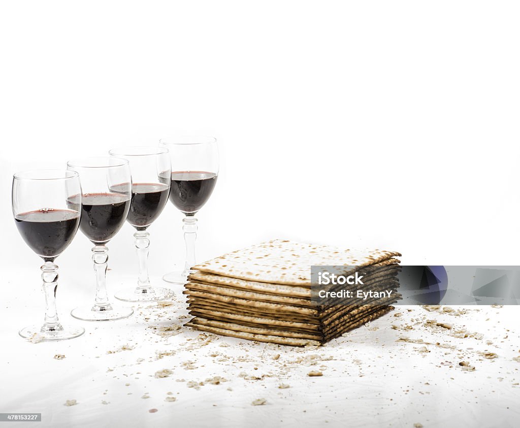 Cuatro Matza y copas de vino - Foto de stock de Pascua Judía libre de derechos