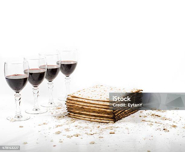 Cuatro Matza Y Copas De Vino Foto de stock y más banco de imágenes de Pascua Judía - Pascua Judía, Séder, Vino