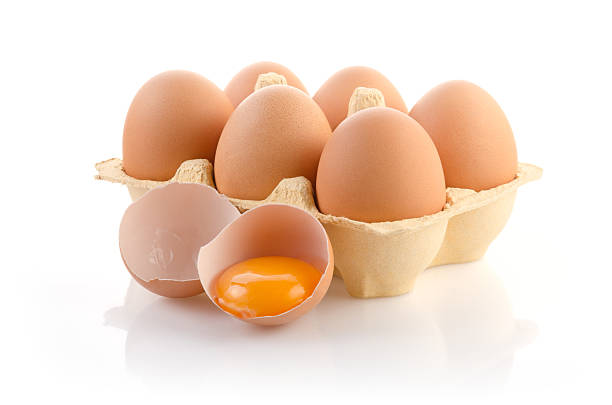 uova nel pacchetto con uno spezzato - hard cooked egg foto e immagini stock