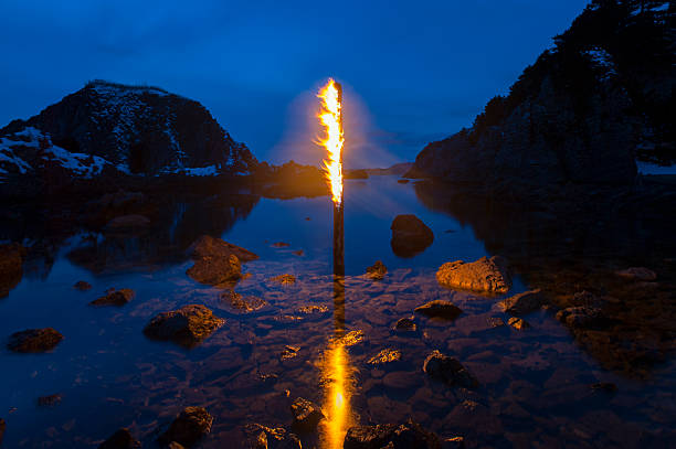 lamplight debout sur la mer - religious mark photos photos et images de collection