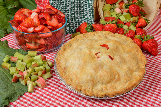 torta di fragole rabarbaro - dessert fruit torte red foto e immagini stock