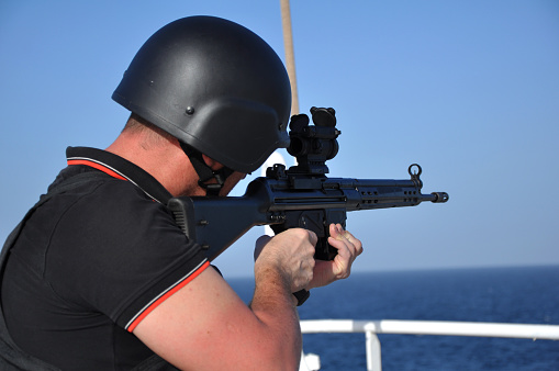 Protección armadas de en la placa al mar hacia el recipiente en aden golfo photo