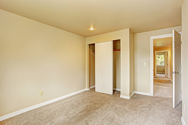 istock Empty room in soft ivory tones with closet 478160108
