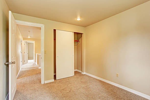 istock Empty room in soft ivory tones with closet 478160114