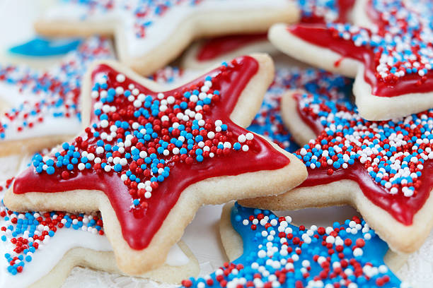 Étoiles de biscuits au sucre décorées avec glaçage et averses - Photo