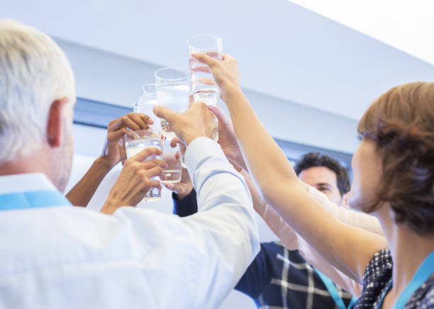 las personas de negocios copas brindis de agua - office water business meeting fotografías e imágenes de stock