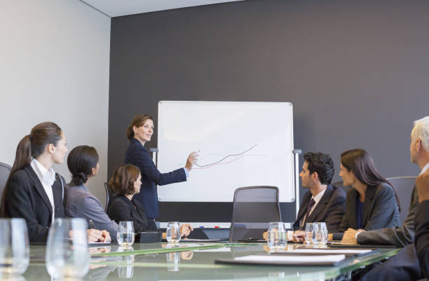 ビジネスウーマンのグラフを描画お仕事仲間とのミーティング - writing whiteboard men businessman ストックフォトと画像