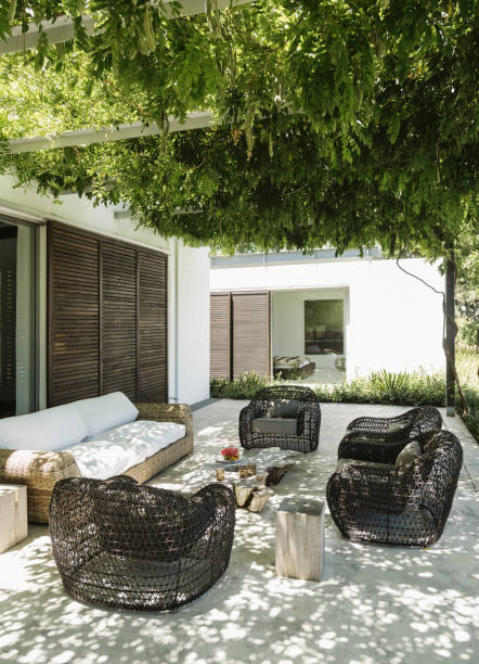 armchairs and sofa on luxury patio - garden feature 뉴스 사진 이미지