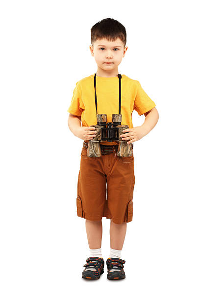 mały chłopiec trzyma para z lornetki - discovery binoculars boy scout searching zdjęcia i obrazy z banku zdjęć