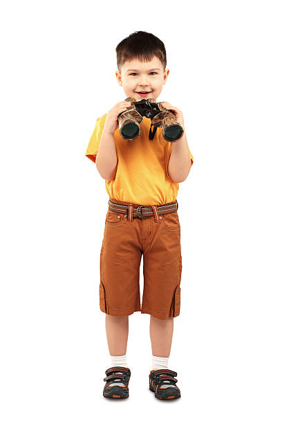 poco niño mirando a través de binoculares - discovery binoculars boy scout searching fotografías e imágenes de stock