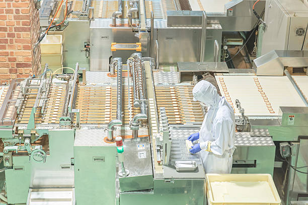 trabajador funcionamiento de máquina en cookie fábrica - food industry manufacturing human hand fotografías e imágenes de stock