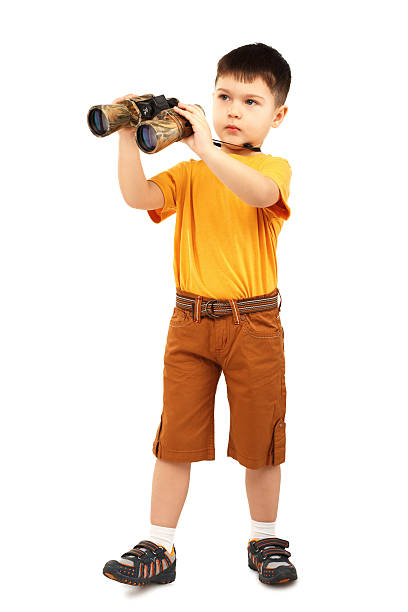 mały chłopiec patrząc przez lornetki - discovery binoculars boy scout searching zdjęcia i obrazy z banku zdjęć
