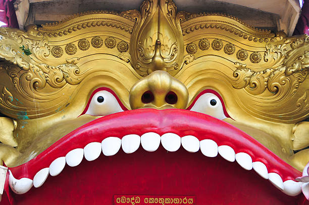stone león en la entrada de la pagoda - burmese culture myanmar gold lion fotografías e imágenes de stock