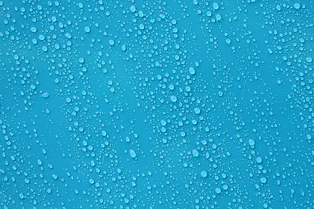 textura de gota de agua en el fondo azul. - condensation fotografías e imágenes de stock