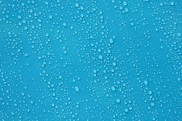 goutte d'eau de la texture sur fond bleu. - drop water condensation glass photos et images de collection