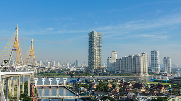paisagem urbana de bangcoc pela manhã, capital da tailândia - bridge bangkok suspension bridge river - fotografias e filmes do acervo