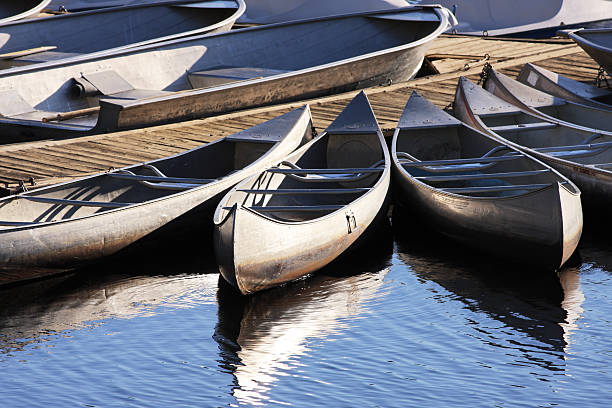barcos amarrados canoes - rowboat dinghy nautical vessel nautical equipment fotografías e imágenes de stock