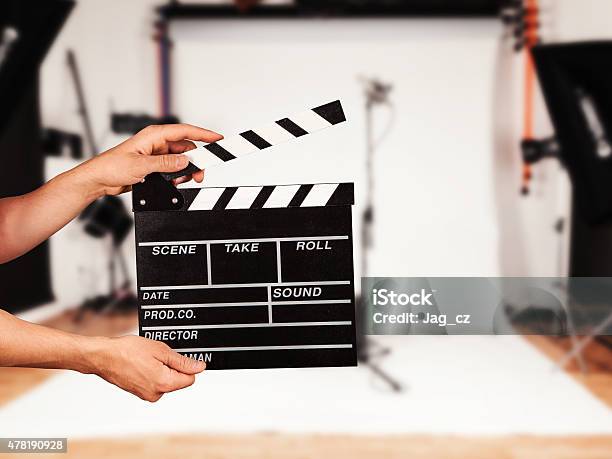 Mann Mit Film Clapper In Studio Stockfoto und mehr Bilder von Kinofilm - Kinofilm, Filmklappe, Filmstudio
