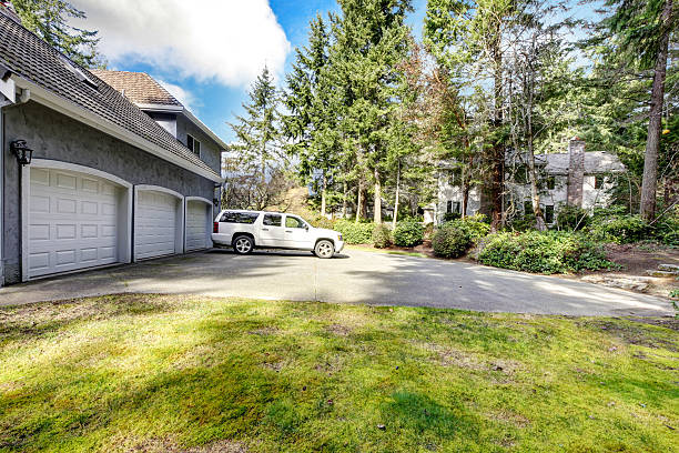 istock Three car garage house with driveway. 478198299
