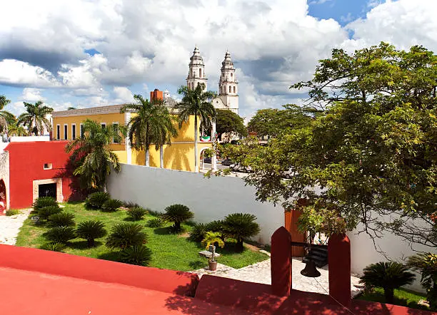 Photograph of San Francisco de Campeche from the old town wall, looking over independence park and Campeche Cathedral.