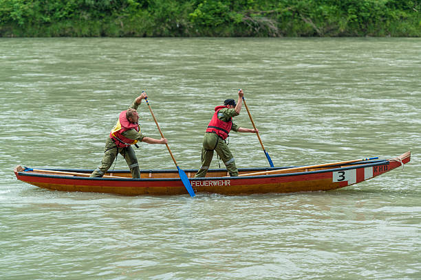 resgate de barco no rio - teamwork oar achievement sports team - fotografias e filmes do acervo