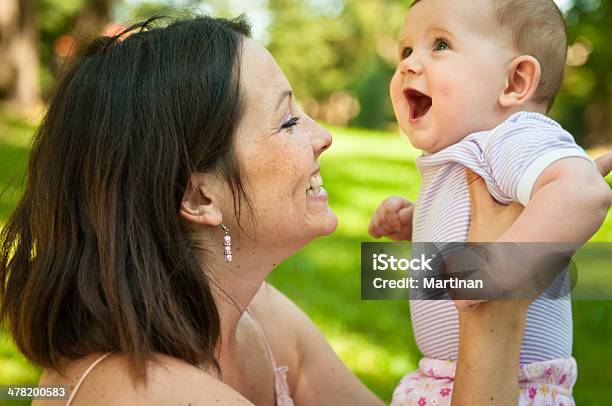 행복함 구슬눈꼬리 그녀가 미소 아기 2명에 대한 스톡 사진 및 기타 이미지 - 2명, 감정, 귀여운