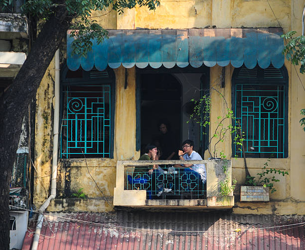 restringi case in strada di hanoi - vietnam vietnamese culture vietnamese ethnicity north vietnam foto e immagini stock