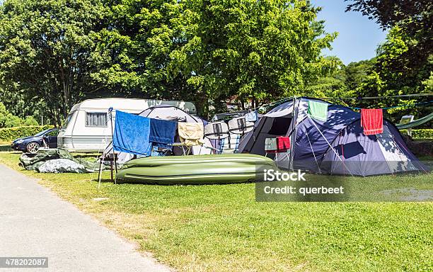 Camping Und Kanu Und Caravan Website Stockfoto und mehr Bilder von Wohnwagensiedlung - Wohnwagensiedlung, Anhänger, Baum