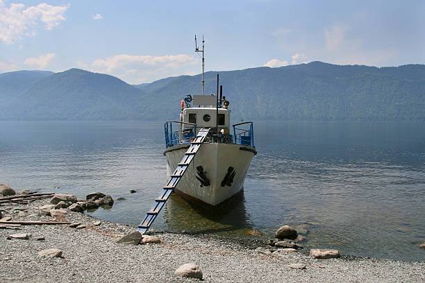 lake teletskoye 船 - moored passenger ship rope lake ストックフォトと画像