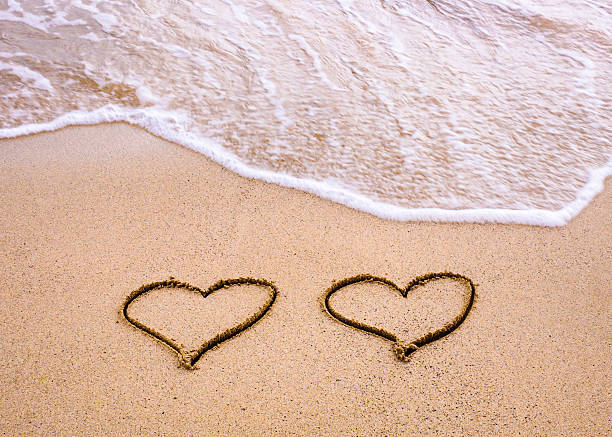symbole dwa serca rysować na piasek, miłość koncepcja - beach love heart shape two objects zdjęcia i obrazy z banku zdjęć