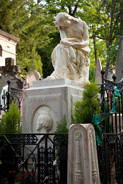 tumba de frederic chopin, cemetary cementerio de pére-lachaise, parís - sculpture gothic style grave spooky fotografías e imágenes de stock