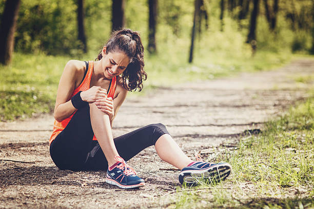 Sport Injury Young woman feeling pain in her knee human knee stock pictures, royalty-free photos & images