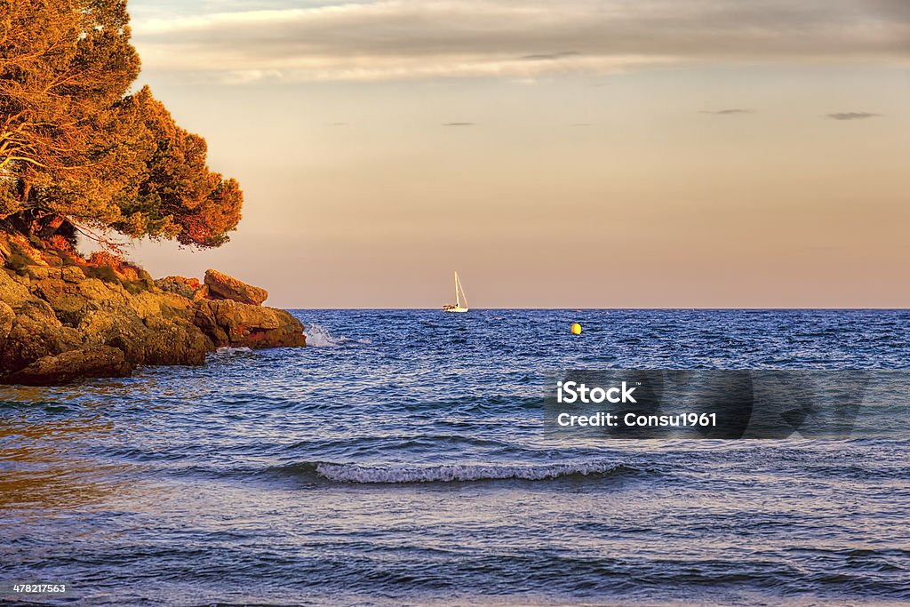 Navegación en la puesta de sol. - Foto de stock de Comunidad Autónoma de Cataluña libre de derechos