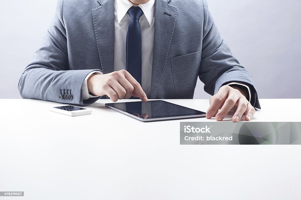 Empresário usando Tablet Digital - Foto de stock de 30 Anos royalty-free