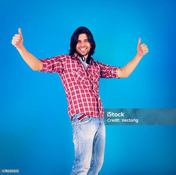 Homem Feliz Sobre Fundo Azul - Fotografias de stock e mais imagens de 20-29 Anos - 20-29 Anos, Adulto, Bonito - pessoa