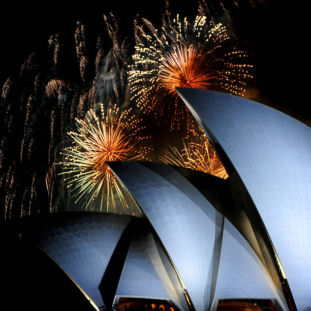 fuegos artificiales sobre la explosión de la ópera de sydney, australia - sydney opera house sydney harbor opera house bright fotografías e imágenes de stock