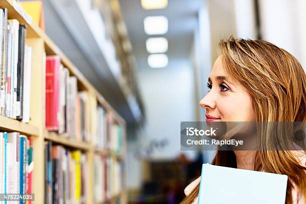 Mulher Bonita Loira Selecção De Livros Nos Ibrary - Fotografias de stock e mais imagens de 20-29 Anos - 20-29 Anos, Adulto, Aluno Mais Velho