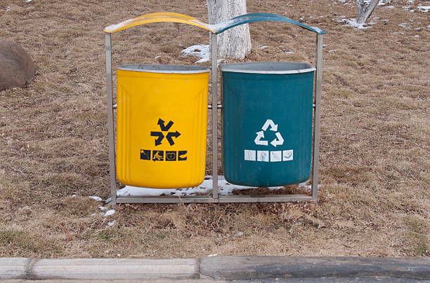 istock Recyclable and non-recyclable trash symbol 478227335