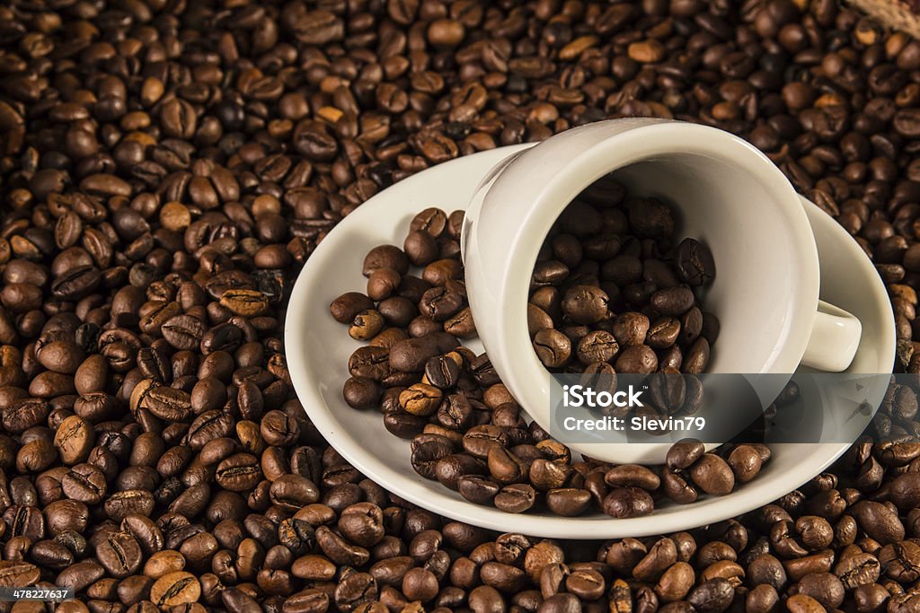 Tazzina per mezzo di Chicchi di caffè. - Foto stock royalty-free di Bere